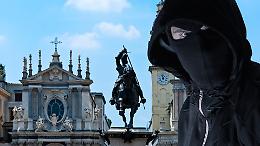 Aggressione in pieno pomeriggio a Torino: due uomini rapinano un passante