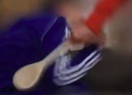 &ldquo;Chi sono io? Il padre!&rdquo;: colpisce il figlio con un cucchiaio di legno e posta il video su TikTok