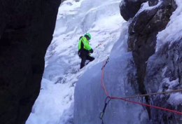 Bloccata sulla cascata di ghiaccio della Bellagarda: recuperata con l&rsquo;elicottero