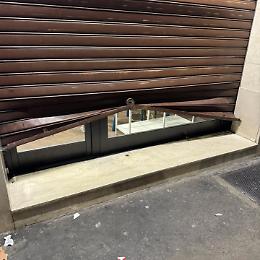 Spaccata nella notte e negozio devastato, Barriera di Milano ricomincia il 2026 sotto assedio