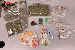 Strano via vai nel condominio, blitz dei carabinieri: madre e due figli arrestati per spaccio