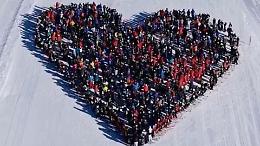 Quando il silenzio diventa un abbraccio, Crans-Montana si ferma e la montagna ricorda