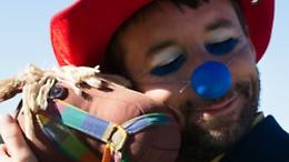 Bosconero accende il teatro tra risate e poesia, Riccardo Forneris porta in scena il clown che parla a tutti