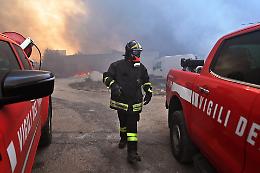 Incendio in un appartamento a Pozzo Strada: fiamme al quinto piano e una giovane portata in ospedale