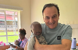 Capodanno in Kenya, lontano dai palazzi: il viaggio umano di Alberto Cirio