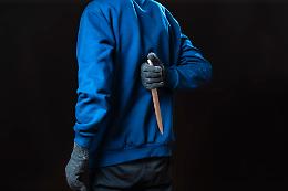 Accoltella una donna nel cortile di casa a Novara: arrestato un 40enne, spunta l&rsquo;ipotesi del disagio psicologico