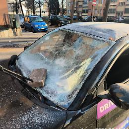 Auto devastata nel quartiere Regio Parco: bivacco, incendio e furia vandalica a Torino