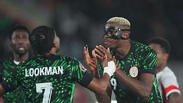 Gol, urla e "sceneggiata napoletana": Osimhen vince la partita ma "aggredisce" il suo compagno di squadra (VIDEO)