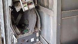 Esplosione nella notte davanti a uno sportello automatico, assalto al bancomat con la tecnica della marmotta