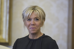Brigitte Macron non &egrave; un uomo, Parigi condanna dieci haters: "Non si gioca con la mia genealogia"