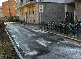 Perdita d&rsquo;acqua davanti alla scuola Giacosa di Settimo Torinese: rischio ghiaccio e accessi modificati