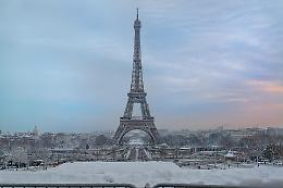 Parigi rallenta sotto la neve: trasporti in affanno, voli cancellati e una citt&agrave; costretta a fermarsi