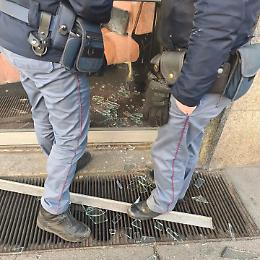 Vetrina sfondata nella notte: un&rsquo;altra attivit&agrave; commerciale finisce nel mirino dei vandali