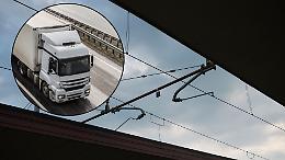 Camion trancia i cavi dell&rsquo;alta tensione a Cavallermaggiore e paralizza la rete: stop ai treni tra Torino, Cuneo e Savona