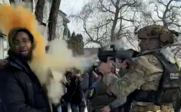 Tensione a Minneapolis: spray al peperoncino sui manifestanti dopo l&rsquo;uccisione di una donna (VIDEO)