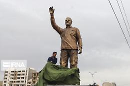 Iran: la statua di Qassem Soleimani abbattuta nella provincia di Fars. La rivolta sfida il regime sui simboli