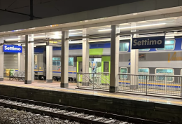 E anche stamattina i treni arrivano domani: il freddo cala, i disagi restano e l&rsquo;ironia dei pendolari diventa amara