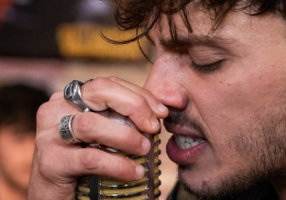 &ldquo;Sogni buttati&rdquo;. Il nuovo singolo di Dennis non &egrave; una canzone qualsiasi