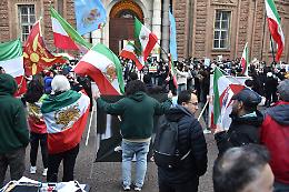 Minacce di morte dall&rsquo;Iran agli esuli di Torino: i messaggi finiscono alla Digos