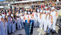 Sestriere accoglie la Fiamma olimpica: il ricordo di Matilde e Matteo illumina vent&rsquo;anni dopo Torino 2006