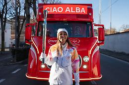 Benedetta Parodi corre ad Alba tra i tedofori Coca-Cola e accende le Langhe olimpiche (VIDEO)