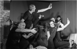 &ldquo;Non c&rsquo;&egrave; scampo!&rdquo; arriva a Bosconero e prende in giro l&rsquo;era digitale tra risate e verit&agrave; scomode