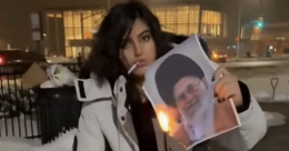 Le donne accendono una sigaretta con la foto di Khamenei
