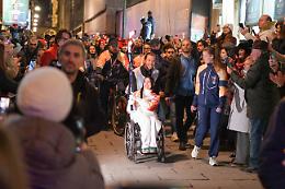 Torino ritrova la fiamma olimpica vent'anni dopo: proteste anti-Israele in piazza Castello