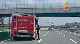 Schianto sulla Torino-Savona, auto vola fuori strada e scattano i soccorsi in elicottero