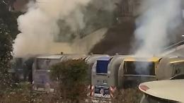 Cassonetti dati alle fiamme come un gioco: a Barriera di Milano l&rsquo;emergenza sicurezza torna a bruciare (FOTO&VIDEO)