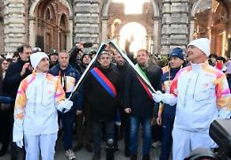 La Fiamma Olimpica attraversa Rivoli: un&rsquo;ora sotto i riflettori per il cammino verso Milano Cortina 2026 (FOTO)