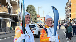 Milano-Cortina 2026: la fiaccola olimpica fa tappa a Settimo Torinese (FOTO)