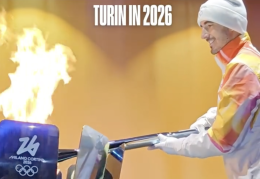 La fiamma torna a Torino dopo vent&rsquo;anni: Bagnaia accende piazza Castello tra memoria olimpica, politica e proteste (VIDEO)