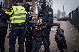 Sette arresti dopo la protesta contro i ritardi sull&rsquo;abolizione delle gabbie (FOTO E VIDEO)