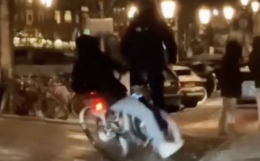 Amsterdam paralizzata dal gelo improvviso, pedoni e automobilisti colti di sorpresa (VIDEO)