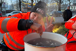 La Fiamma Olimpica attraversa la citt&agrave; e i volontari di Ivrea Soccorso la scaldano