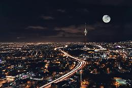 Iran, il sistema che arricchisce pochi e affama molti: chi guadagna davvero dal petrolio sotto sanzioni?