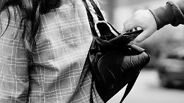 Aggredita davanti al supermercato e rapinata sotto gli occhi del figlio: pochi minuti di terrore a Mappano