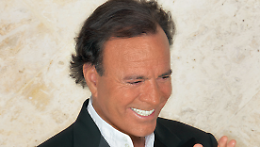 Julio Iglesias sotto accusa: ex dipendenti denunciano abusi sessuali, lavoro forzato e test ginecologici imposti