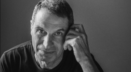 Aquiloni nel cimitero e sogni di pace: Muin Masri presenta &ldquo;Vendesi Croce&rdquo; a Tavagnasco