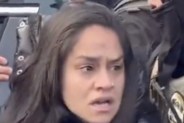 Donna disabile trascinata fuori dall&rsquo;auto e arrestata durante un raid dell'ICE a Minneapolis (VIDEO)