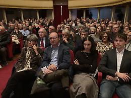 Ivrea saluta Fiorenzo con "Bella ciao!" e l'abbraccio dei nipoti Chiara e Federico