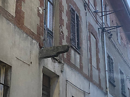 Caluso batte un colpo e via Diaz respira: addio al balcone della paura (ma la battaglia per il decoro continua)