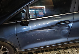 Camion urta due auto in sosta e si allontana: paura in corso Delio Verna