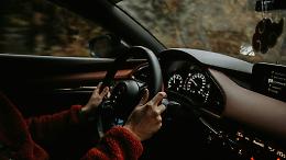 Un malore al volante e l&rsquo;impatto fatale contro un camion: muore a 58 anni