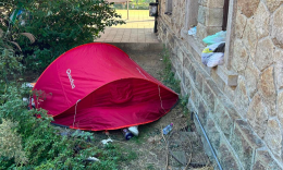 Ha dormito per mesi in una tenda dietro la stazione di Lanzo, ora lotta per la vita in ospedale