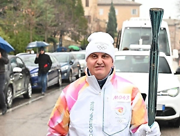 L&rsquo;Uomo Gatto tedoforo di Milano-Cortina: &ldquo;Gli insulti? Li denuncio tutti&rdquo;