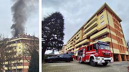 Fiamme sul tetto in via Salvemini a Venaria Reale: mansarda distrutta, un operaio intossicato