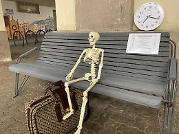 Pendolare "muore" aspettando il treno in ritardo sulla Chivasso-Pinerolo: protesta shock dell'assessore 