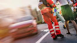 Travolto da un&rsquo;auto sulla 590, gravissimo uno studente di 14 anni in codice rosso